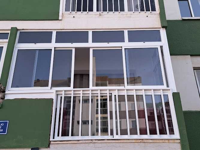 Fotografia tomada fuera de Aluminios Anchieta S.L. - Carpintería metálica y de aluminio en La Laguna, Santa Cruz de Tenerife