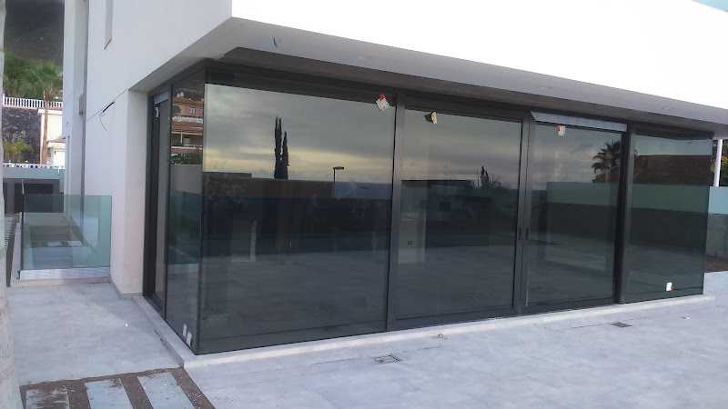 Fotografia tomada fuera de Aluminios Taimeca - Carpintería metálica y de aluminio en La Laguna, Santa Cruz de Tenerife