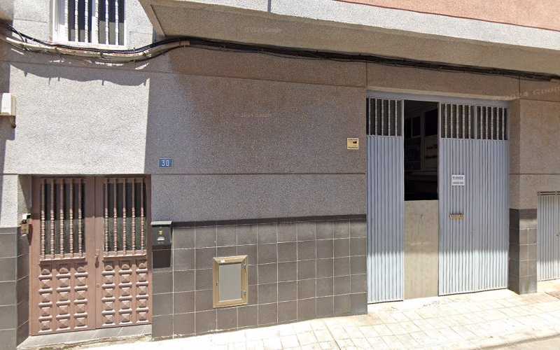 Fotografia tomada fuera de ALF Aluminios. - Carpintería metálica y de aluminio en La Laguna, Santa Cruz de Tenerife