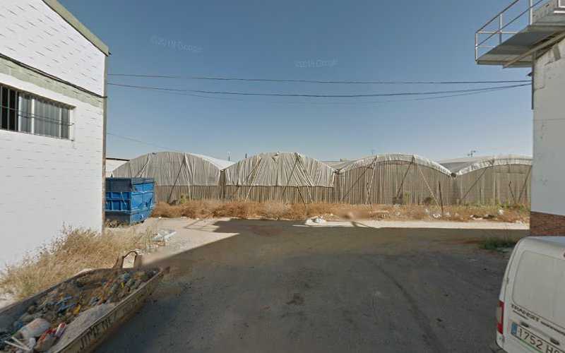 Fotografia tomada fuera de Cerramientos y Aluminios David Maestre - Carpintería metálica y de aluminio en Los Palacios, Sevilla