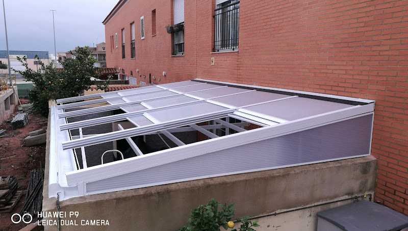 Fotografia tomada fuera de carpinteria aluminio cerrajeria Alumeca - Carpintería metálica y de aluminio en Museros, Valencia