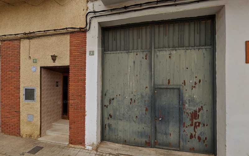 Fotografia tomada fuera de Fusteria Chapa S.L. - Tienda de armarios en Massamagrell, Valencia
