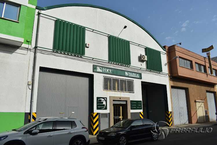 Fotografia tomada fuera de Valescal S.L. - Carpintería metálica y de aluminio en Museros, Valencia
