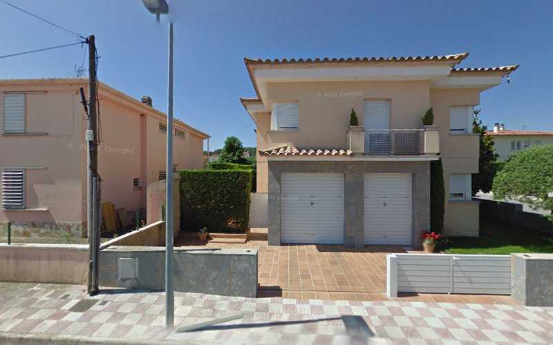 Fotografia tomada fuera de Estil Finestres - Carpintero en Quart, Girona