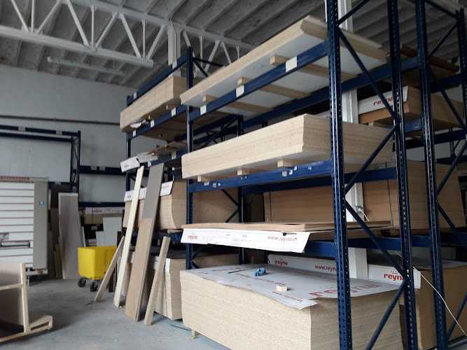 Fotografia tomada fuera de Maderas Montero Extremadura - Establecimiento de venta de madera en Plasencia, Cáceres