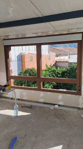 Fotografia tomada fuera de Aluminios Vazquez Plasencia - Carpintería metálica y de aluminio en Plasencia, Cáceres