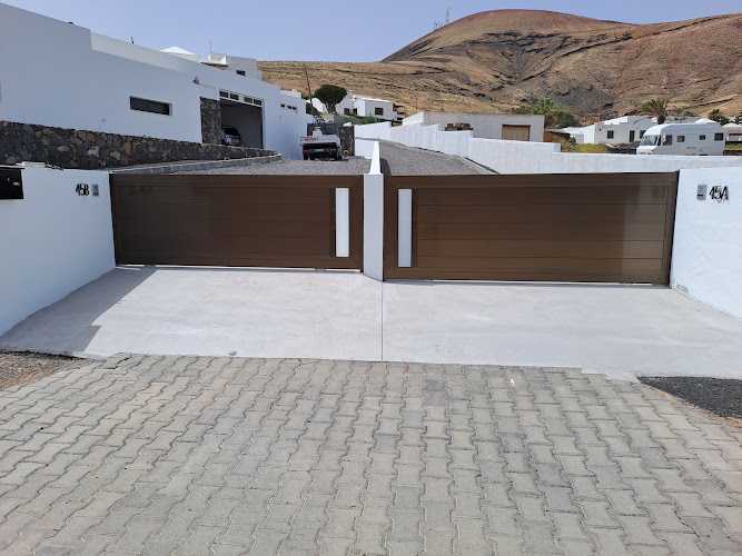 Fotografia tomada fuera de Aluminios Mácher - Carpintería metálica y de aluminio en Tías, Las Palmas