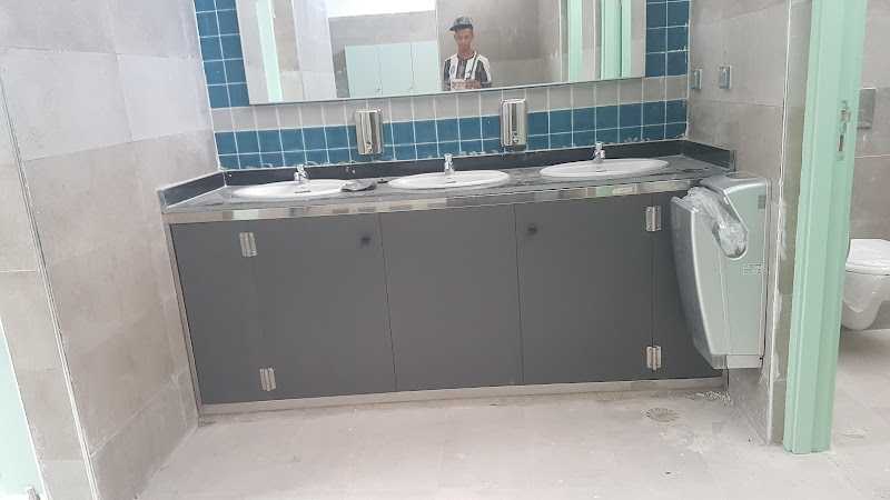 Fotografia tomada fuera de Aluminios A. Carretero - Metalwork en Melilla, Melilla