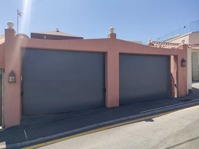 Fotografia tomada fuera de Carpinteria Tenerife - RENUX - Carpintería en Valle de San Lorenzo, Santa Cruz de Tenerife