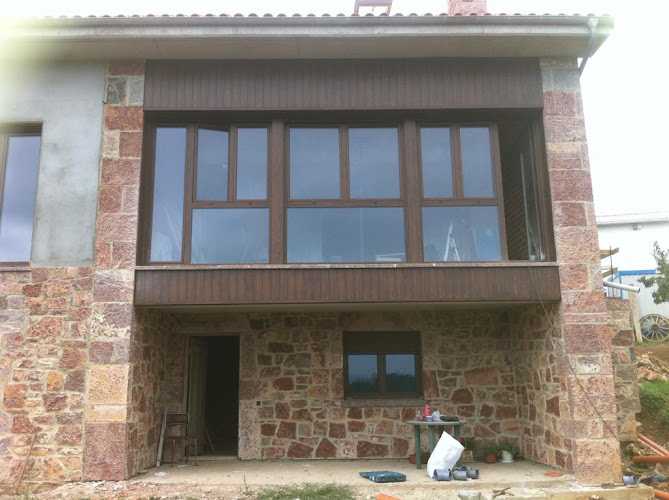 Fotografia tomada fuera de Aluminios Arlos - Carpintería metálica y de aluminio en Viella, Asturias