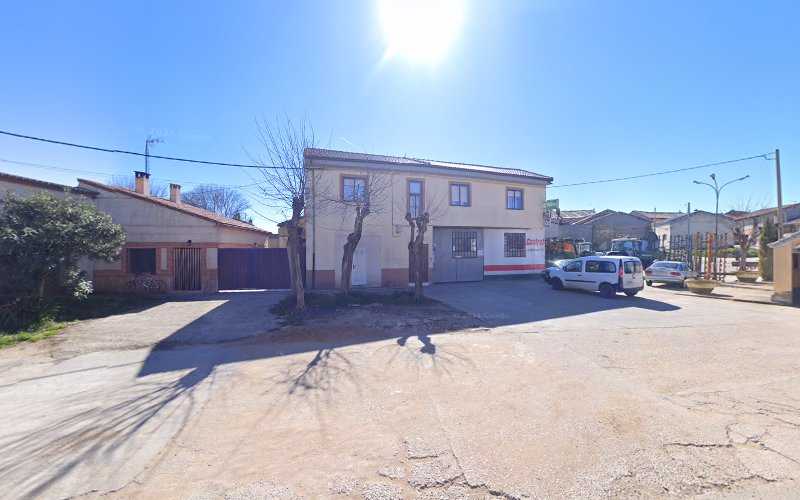 Fotografia tomada fuera de TALLER SANTOS VILLAR - Taller de reparación de automóviles en Pinilla de Toro, Zamora