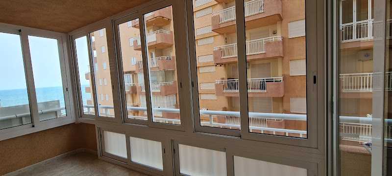 Fotografia tomada fuera de Cerramientos Leandro - Metal·listeria en Oropesa del Mar, Castellón