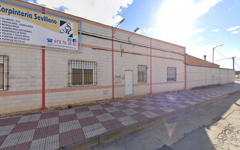 Fotografia tomada fuera de Carpintería Sevillano - Carpintería metálica y de aluminio en Mota del Cuervo, Cuenca