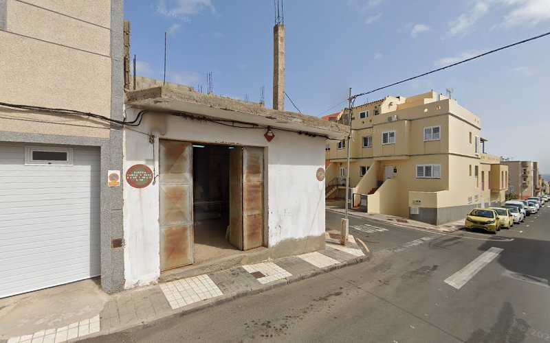 Fotografia tomada fuera de Carpintería Santana - Carpintería metálica y de aluminio en Ingenio, Las Palmas