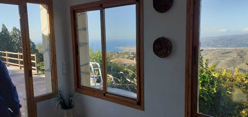 Fotografia tomada fuera de Aluminios Guti - Carpintería metálica y de aluminio en Torrox, Málaga