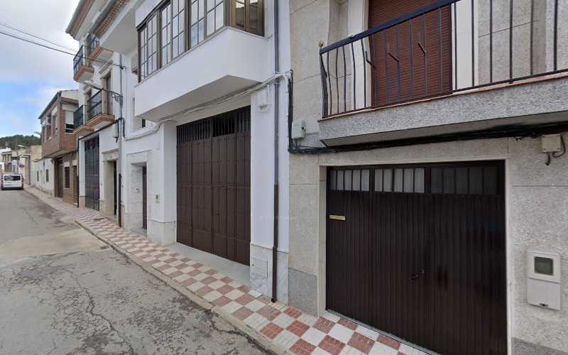 Fotografia tomada fuera de Juan Lara Jurado - Carpintería metálica y de aluminio en Torreperogil, Jaén