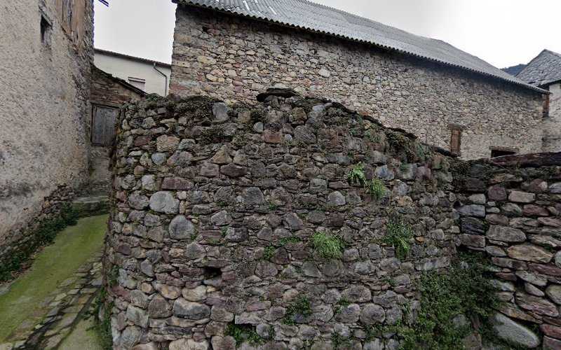 Fotografia tomada fuera de Palacin Guillen Carpinteria - Furniture maker en Plan, Huesca