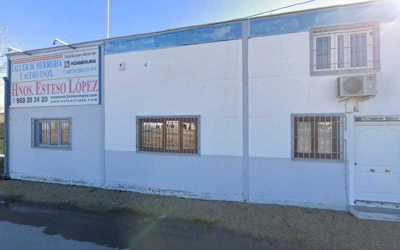 Fotografia tomada fuera de Taller De Herreria Y Acero Inox. Hnos. Esteso López - Carpintería en San Clemente, Cuenca