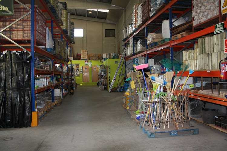 Fotografia tomada fuera de Leña y Tierras Bau - Centre de jardineria en Roda de Berà, Tarragona