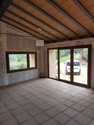 Fotografia tomada fuera de Fusteria Recasens - Taller de fusta i alumini - Fabricant de mobles en Salomó, Tarragona