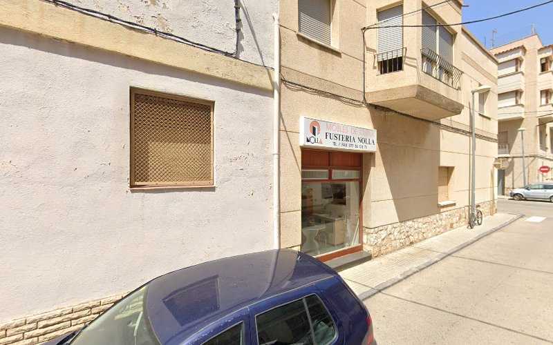 Fotografia tomada fuera de Fusteria Nolla Benavent - Fábrica de muebles en Cambrils, Tarragona
