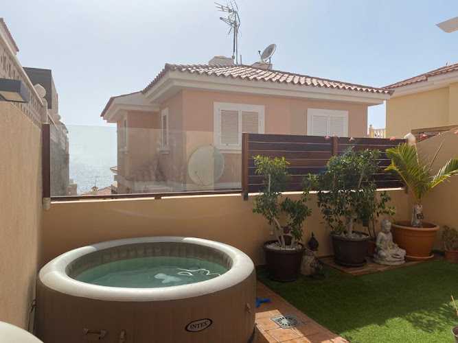 Fotografia tomada fuera de Construcciones Madercal - Carpintería en Mogán, Las Palmas