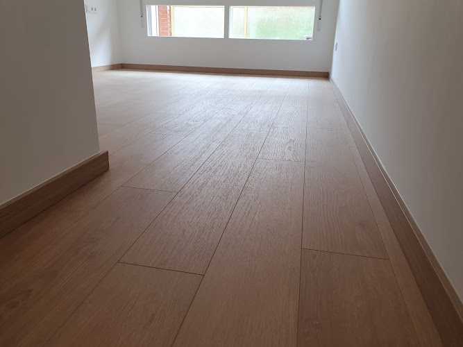 Fotografia tomada fuera de Soluciones de Madera - LOMASUR - Establecimiento de venta de madera en Córdoba, Córdoba