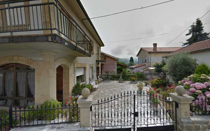 Fotografia tomada fuera de Manuel Gómez Carpintería - Tienda de armarios en Los Corrales de Buelna, Cantabria