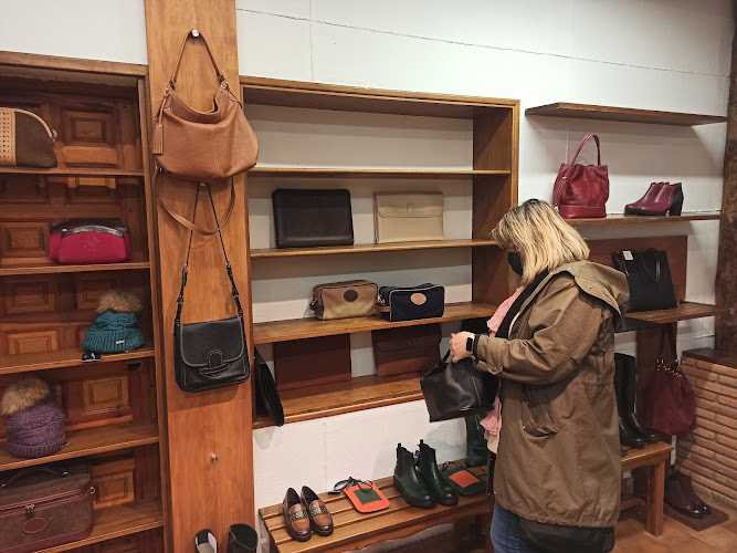 Fotografia tomada fuera de Ángel Serrano - Tienda de artesanías en Las Ventas Con Peña Aguilera, Toledo