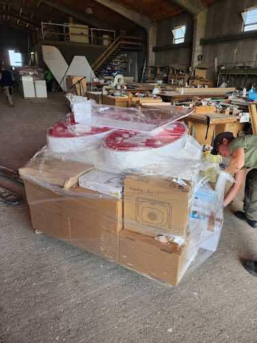 Fotografia tomada fuera de José Luis Iglesias - Tienda de armarios en San Bartolomé de las Abiertas, Toledo
