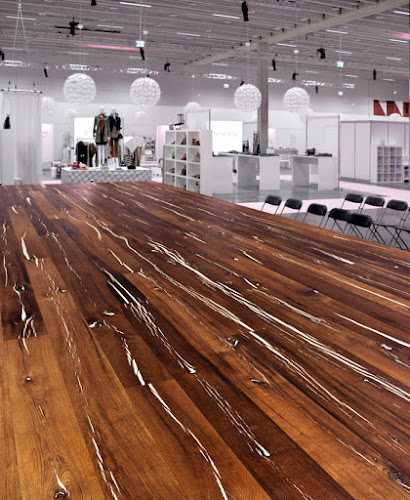 Fotografia tomada fuera de Maderas Lobera - Establecimiento de venta de madera en Valle de Trápaga-Trapagaran, Vizcaya