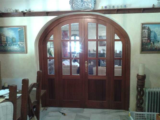 Fotografia tomada fuera de Carpintería / Ferreteria Rogelio Jiménez - Carpintero en La Cala de Mijas, Málaga