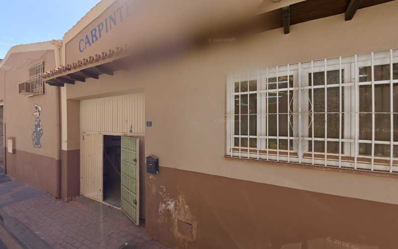 Fotografia tomada fuera de Carpintería Niñez Bernal Y Familia - Tienda de armarios en Las Lagunas de Mijas, Málaga