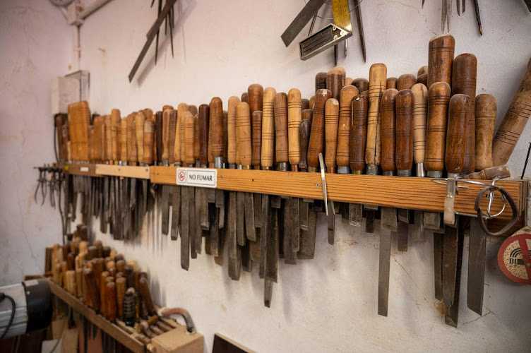 Fotografia tomada fuera de Tornero Artesano de Madera Leandro Postigo Fernández - Artesanía en Torrelavega, Cantabria