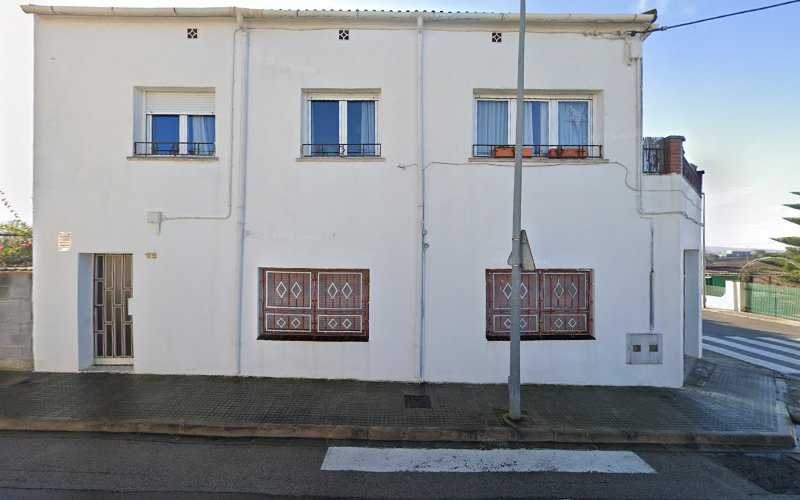Fotografia tomada fuera de Fusteria Jordi Piñol - Carpintería en Sant Cugat Sesgarrigues, Barcelona