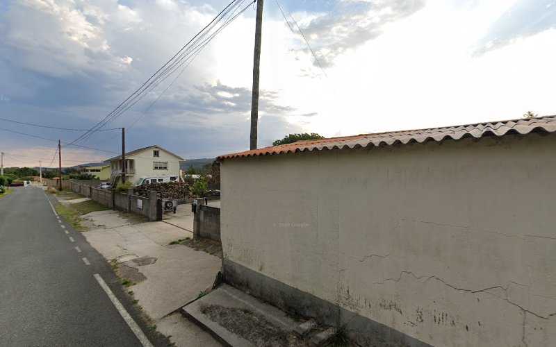 Fotografia tomada fuera de cociñas e baños emilio - Carpintería en Narón, A Coruña