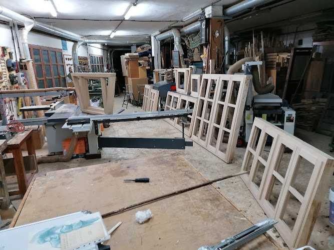 Fotografia tomada fuera de Ebanisteria Gallinar - Fábrica de muebles en S. Juan de Beleño, Asturias