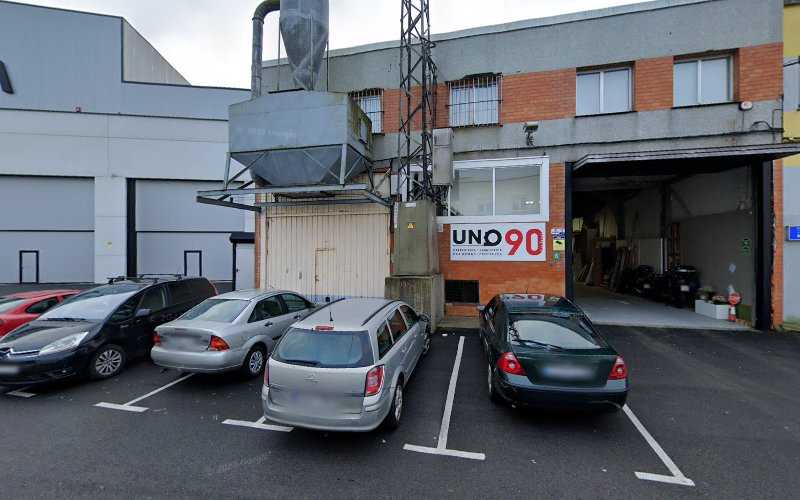 Fotografia tomada fuera de UNO 90 carpintería - Carpintería en Lugones/Llugones, Asturias