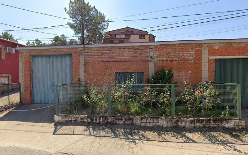 Fotografia tomada fuera de Hijos de Antonio Peñasco, C.B. - Carpintería en Azabal, Cáceres