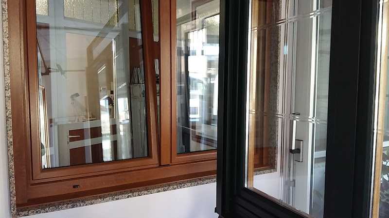 Fotografia tomada fuera de Ventanas PVC Peña - Carpintería metálica y de aluminio en Dacón, Orense