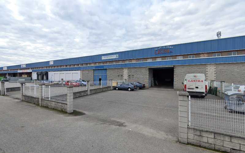 Fotografia tomada fuera de Taller de Aluminio Lastra S.L. - Carpintería metálica y de aluminio en Lotero, Asturias