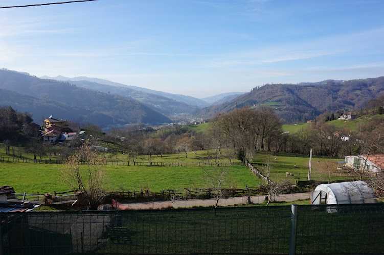 Fotografia tomada fuera de Carpintería Lito - Carpintería en Tiraña, Asturias