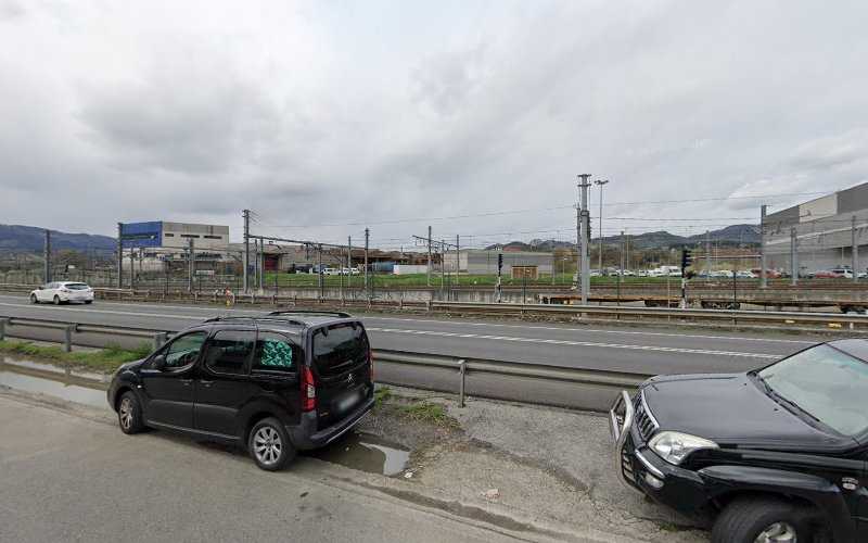 Fotografia tomada fuera de Carpintería Ebanistería Elorriaga S L - Tienda de armarios en Matiena, Vizcaya
