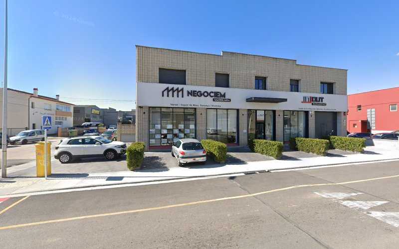 Fotografia tomada fuera de ALUMINISM - Carpintería metálica y de aluminio en El Pont del Príncep, Girona