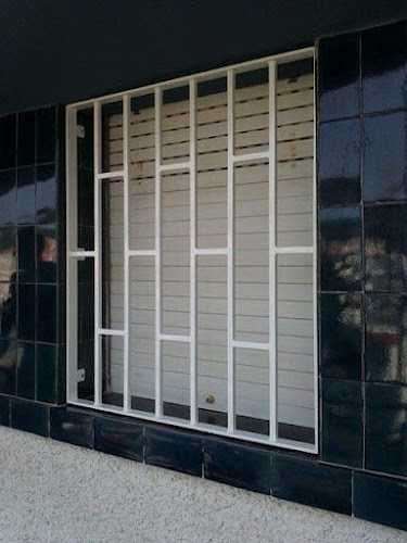 Fotografia tomada fuera de Aluminios y PVC Baixter - Metal·listeria en Torroella de Montgrí, Girona