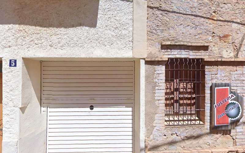 Fotografia tomada fuera de Fusteria Joan Serramià - Establecimiento de venta de madera en Pira, Tarragona