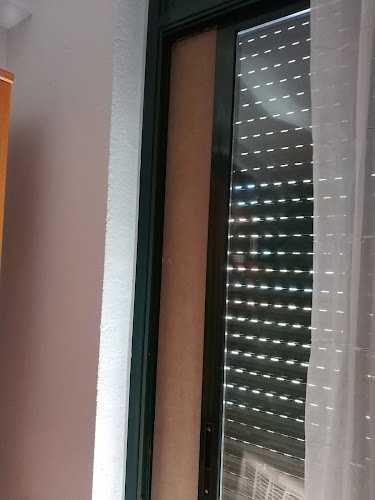 Fotografia tomada fuera de Carpintería Ebanistería les Tres Voltes - Botiga d'armaris en Figueres, Girona