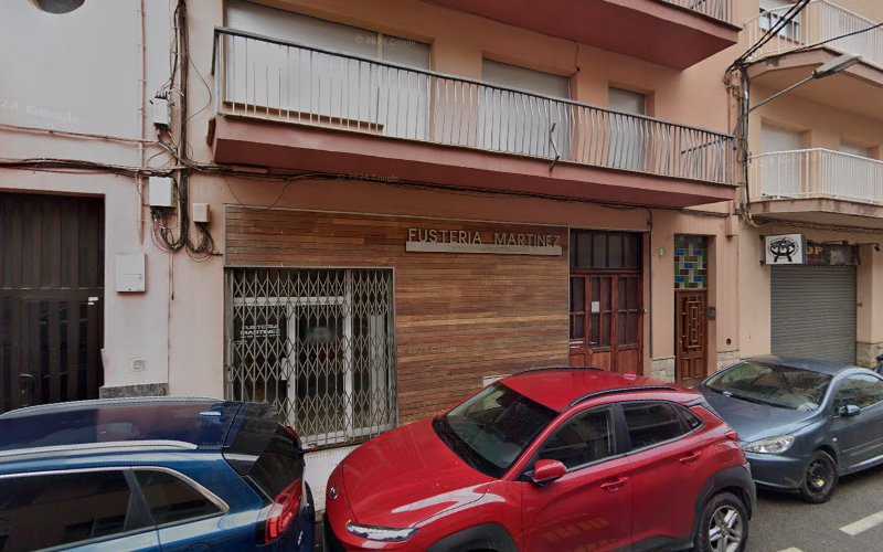 Fotografia tomada fuera de Fusteria Martinez Figueres - Carpintería en Figueres, Girona