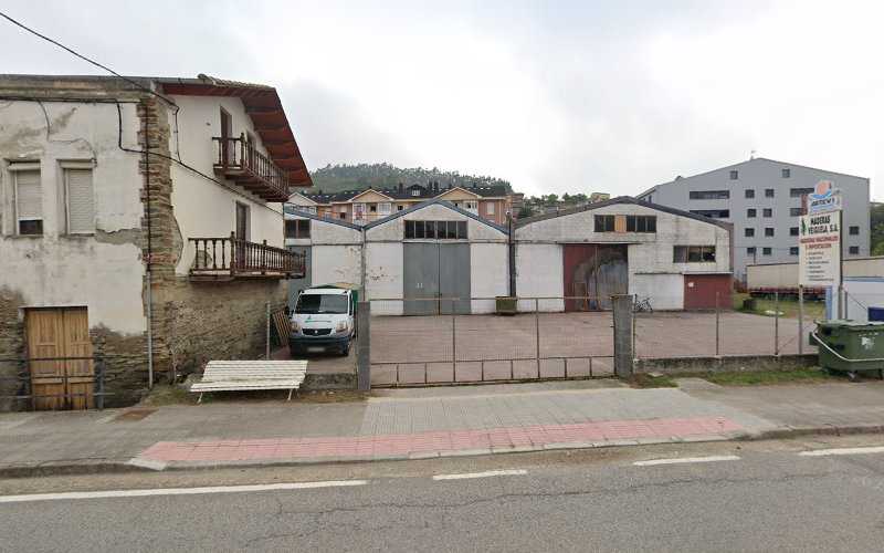 Fotografia tomada fuera de Maderas Veiguela - Fábrica de puertas en Vegadeo, Asturias