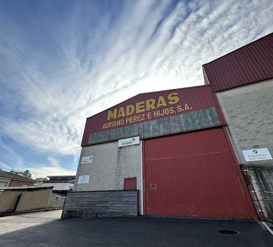 Fotografia tomada fuera de Maderas Adriano Pérez e Hijos S.A. - Establecimiento de venta de madera en Caravia, Asturias